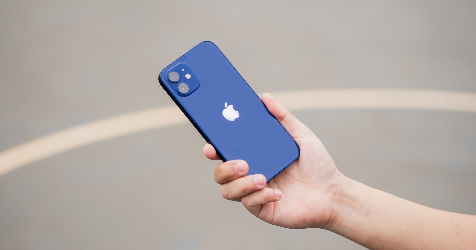 iPhone 12 नीले रंग में